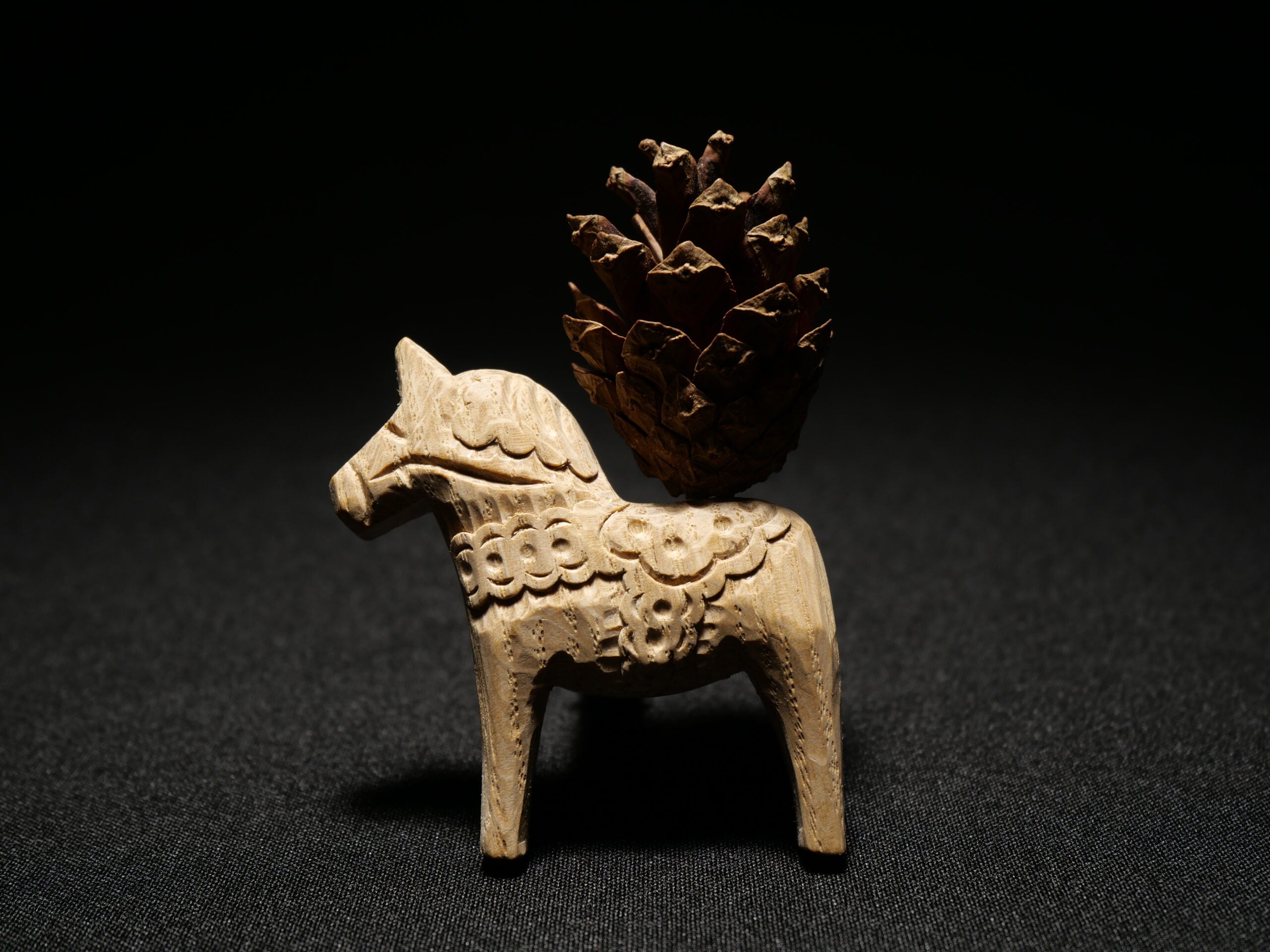 Konik z Dalarny – Art Collection – drewno jesionowe